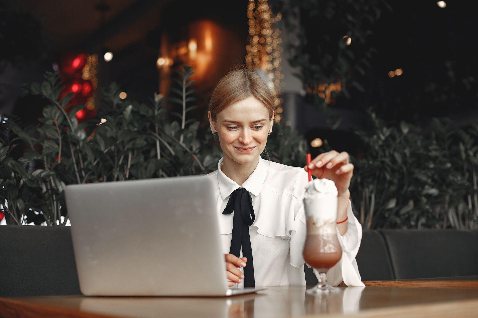 Online Business Ideas for Ladies Using AI